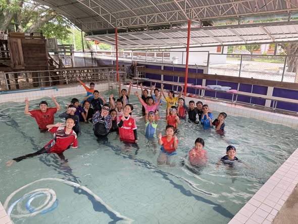 ชั่วโมงเรียนว่ายน้ำหรรษา ครูผู้สอน คุณครูมนัสวี  เนตรยอง