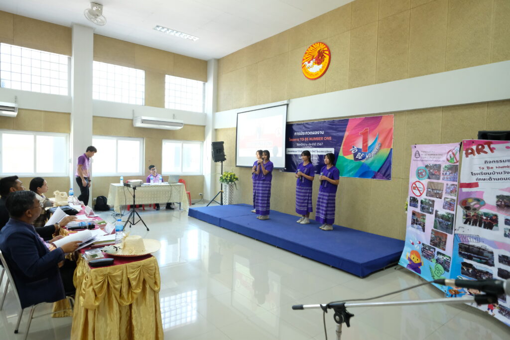 ตัวแทนนักเรียนนำเสนอผลการดำเนินการชมรม TO BE NUMBER ONE ในชุมชน  ณ โรงเรียนศรีสวัสดิ์วิทยาคาร จังหวัดน่าน