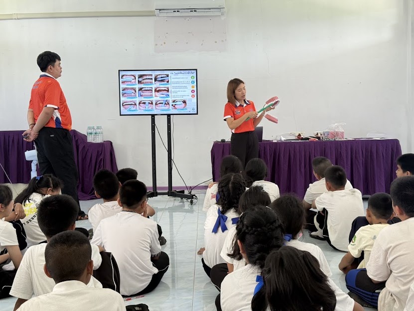 กิจกรรมอบรมการดูแลสุขภาพช่องปาก มีการสาธิตการแปรงฟันอย่างถูกวิธี