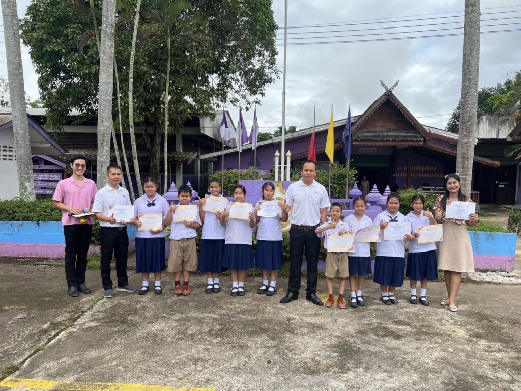 มอบเกียรติบัตรให้แก่นักเรียนที่เข้าร่วมการแข่งขันกิจกรรมรักษ์ภาษาไทย